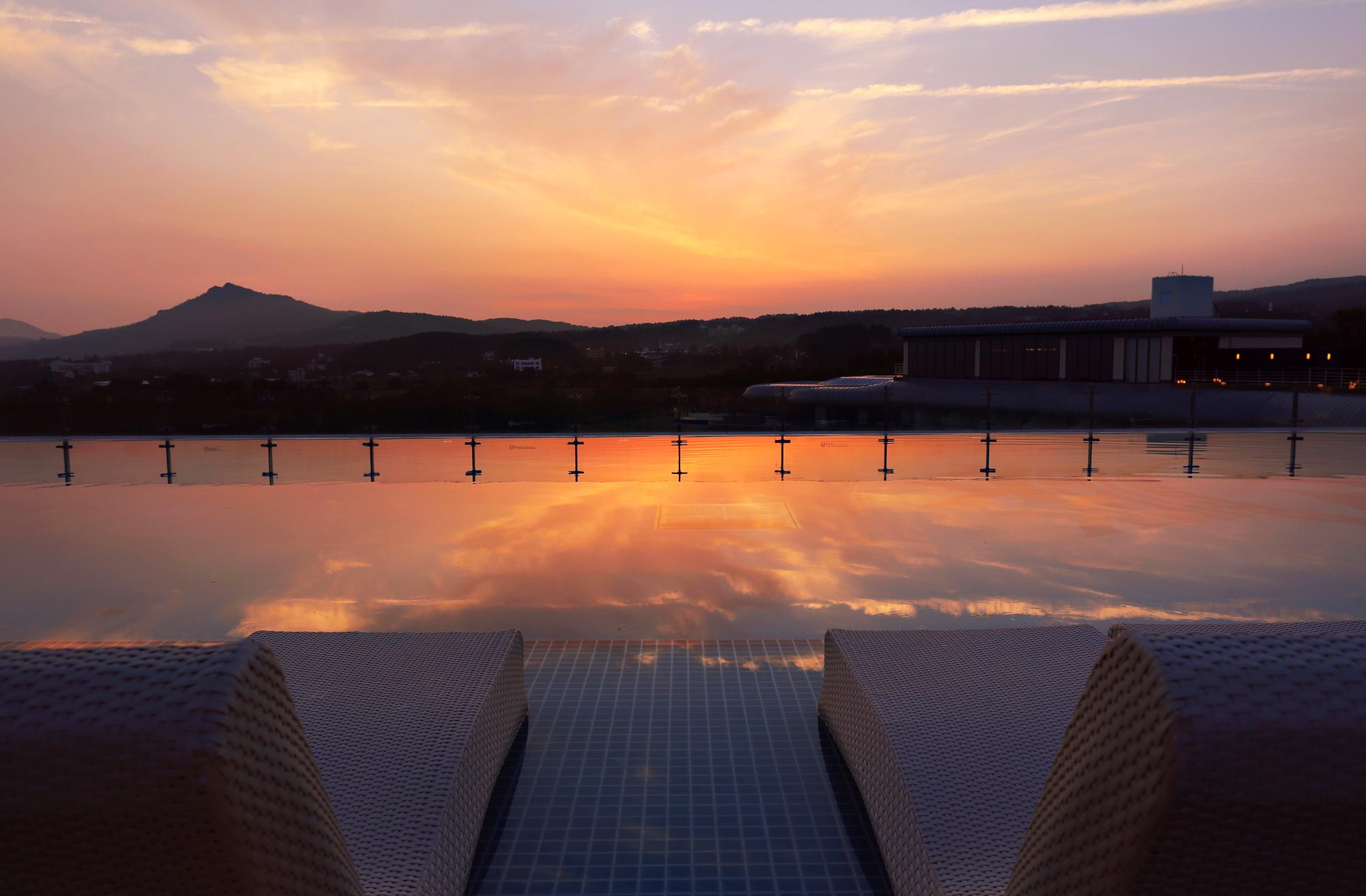 Kensington Jeju Hotel Ngoại thất bức ảnh The Sunken Garden