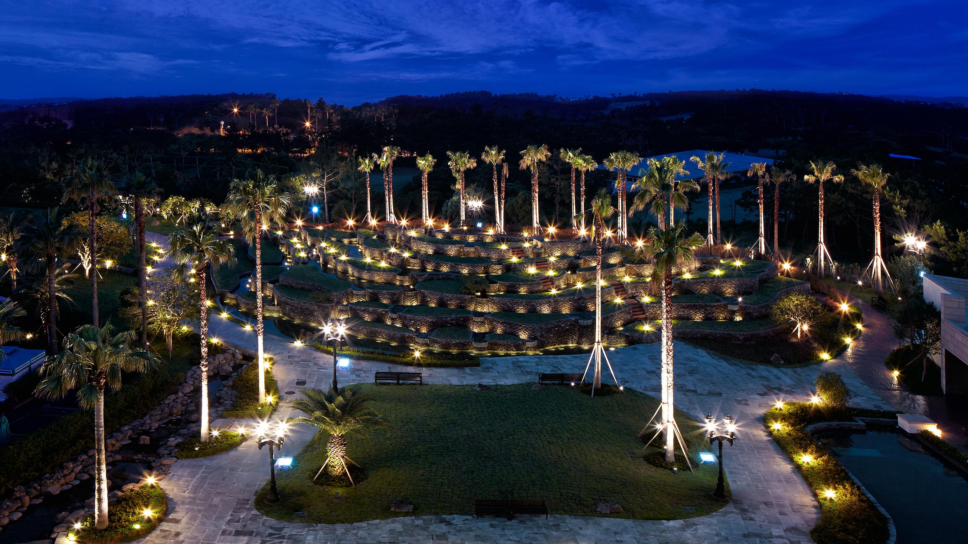 Kensington Jeju Hotel Ngoại thất bức ảnh The resort at night