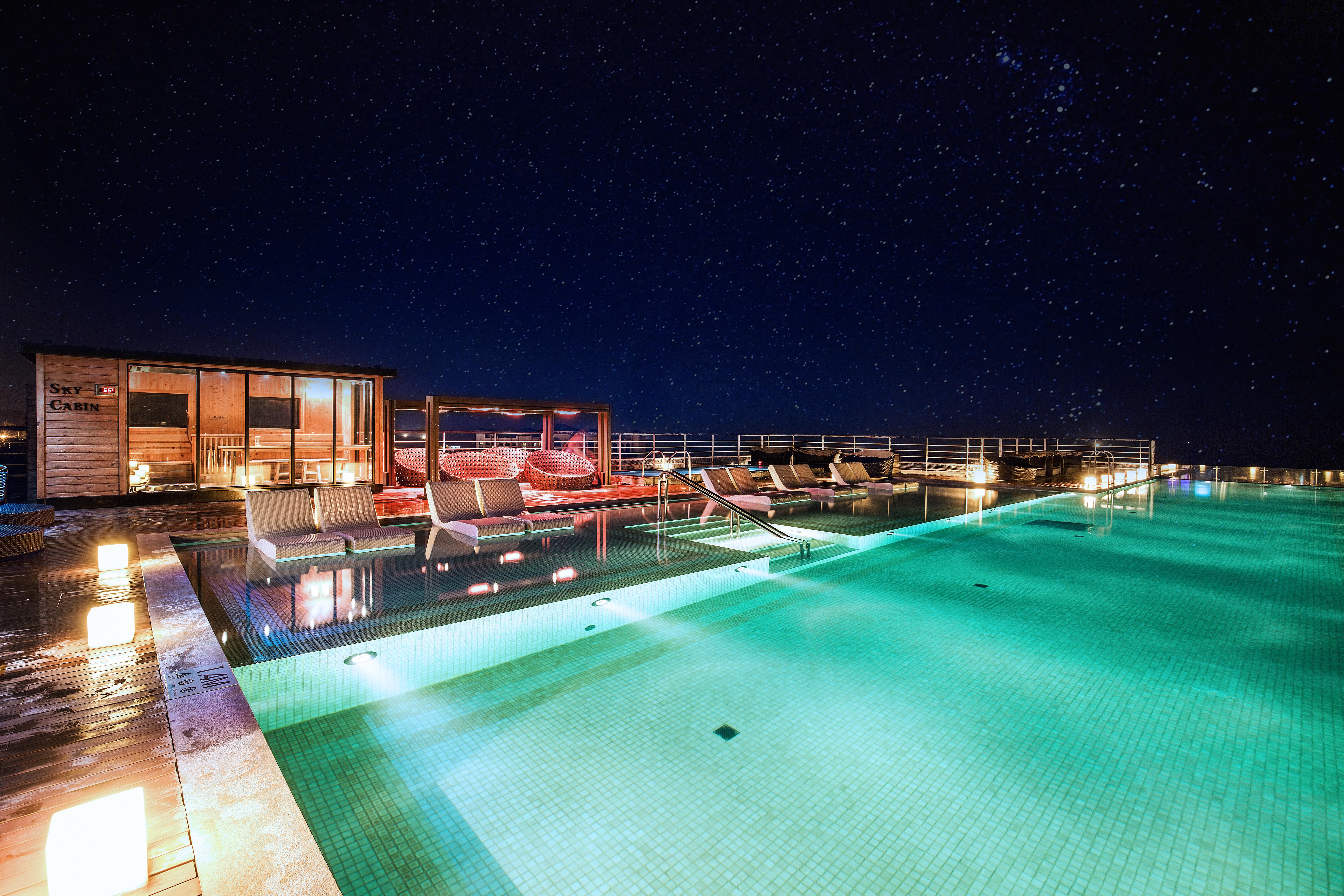 Kensington Jeju Hotel Ngoại thất bức ảnh The rooftop pool at the hotel