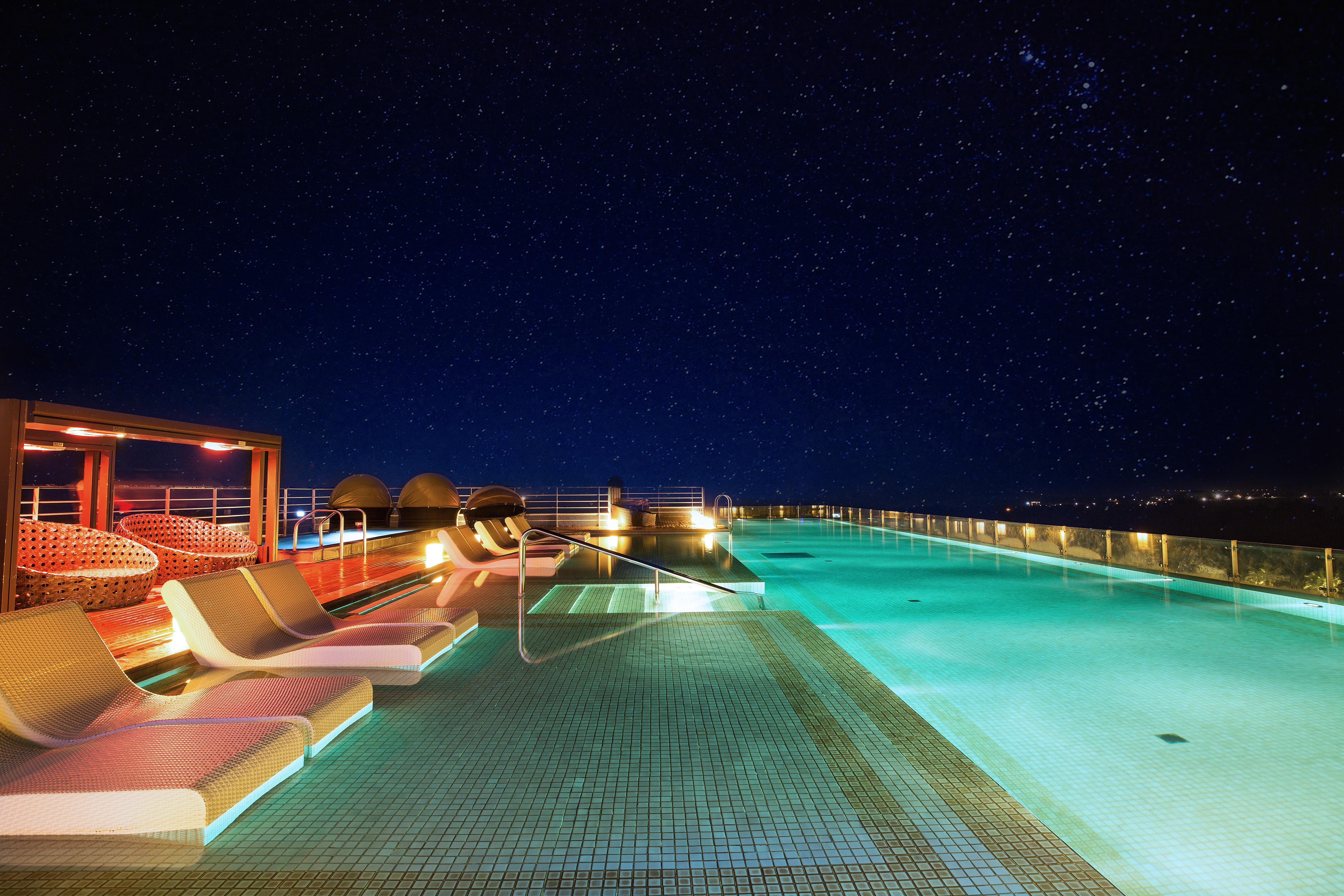Kensington Jeju Hotel Ngoại thất bức ảnh Rooftop pool at the hotel