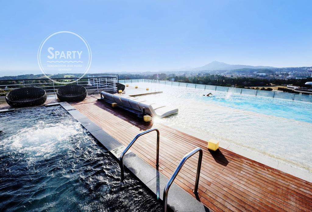 Kensington Jeju Hotel Ngoại thất bức ảnh The pool at the top of the hotel