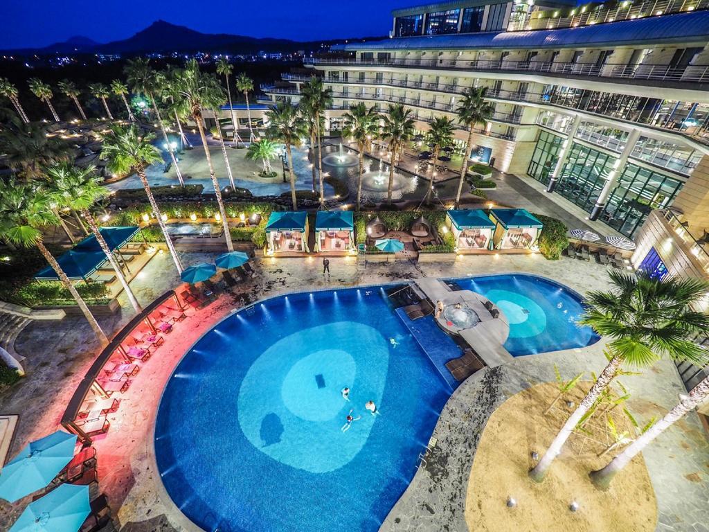 Kensington Jeju Hotel Ngoại thất bức ảnh The swimming pool at the hotel